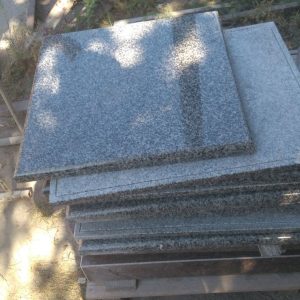 Накривка на паркан з Покостівського граніту 1000×300 — сіра