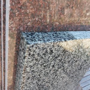 Карниз із покостівського граніту 1000×100×20 для цоколя — Сірий