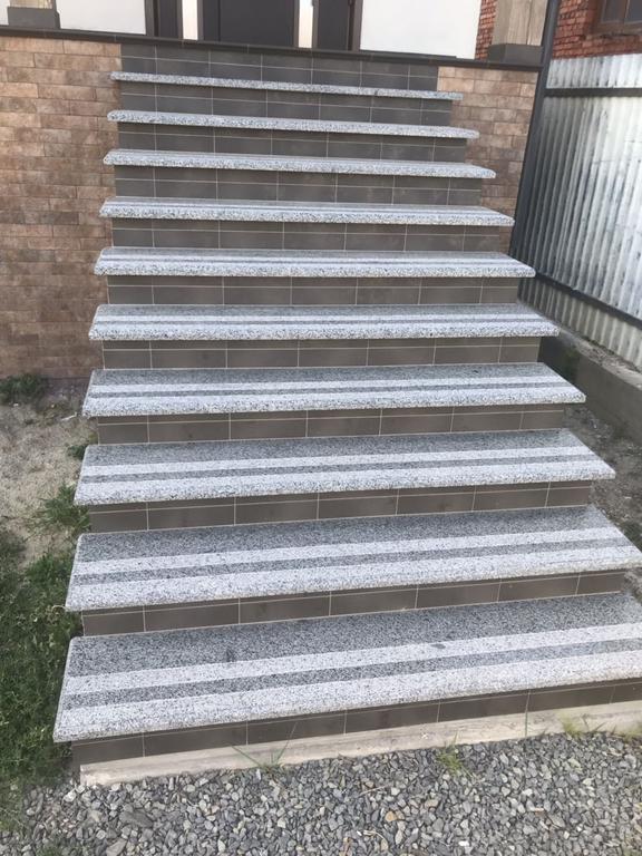 Сходинка з покостівського граніту
