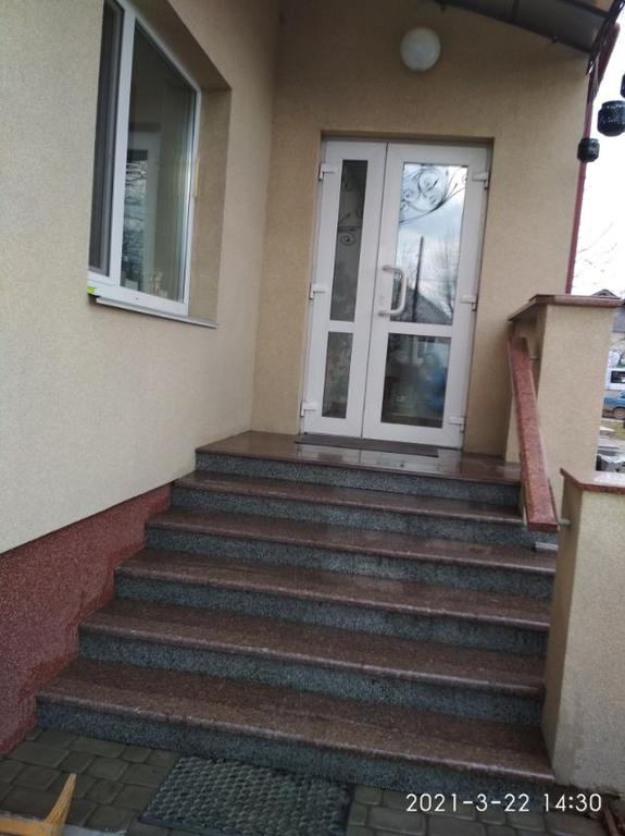 Вхідна група та сходи у двір з токівського граніту