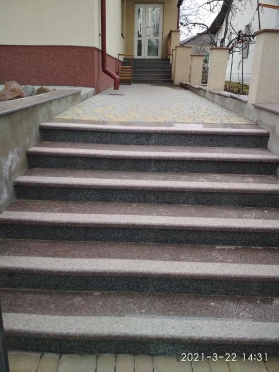 Вхідна група та сходи у двір з токівського граніту