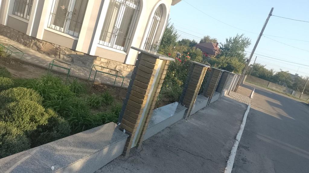 Гранітні накривки на стовпчики паркану