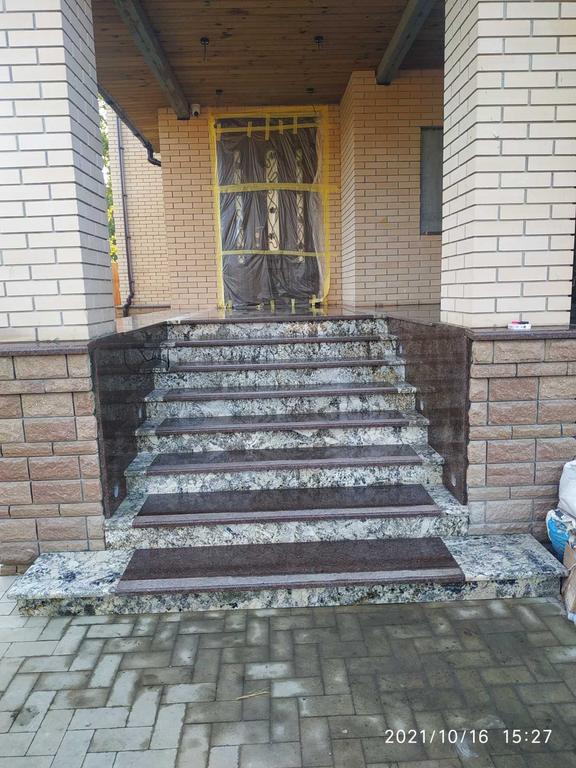 Вхідна група та накривки на паркан