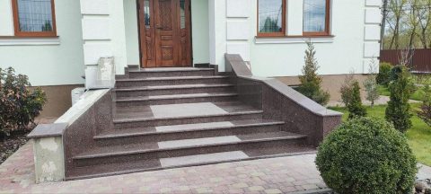 Сходи з токівського граніту: термодоріжка та поліровані вставки