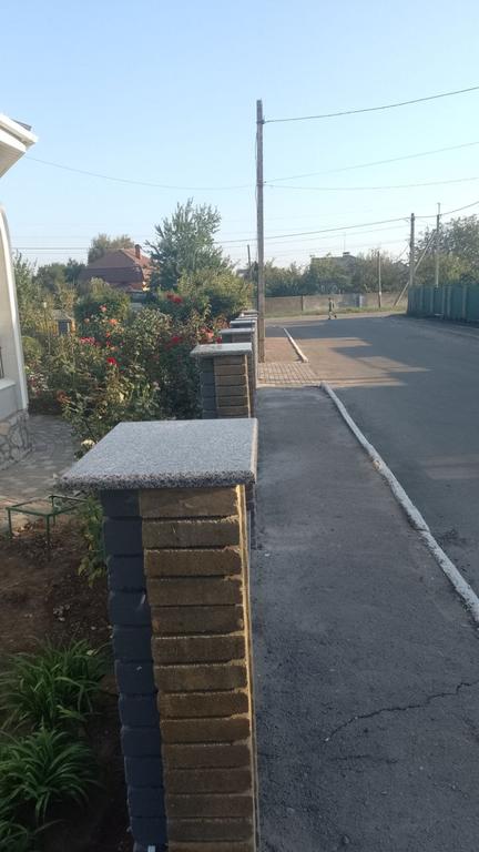 Гранітні накривки на стовпчики паркану