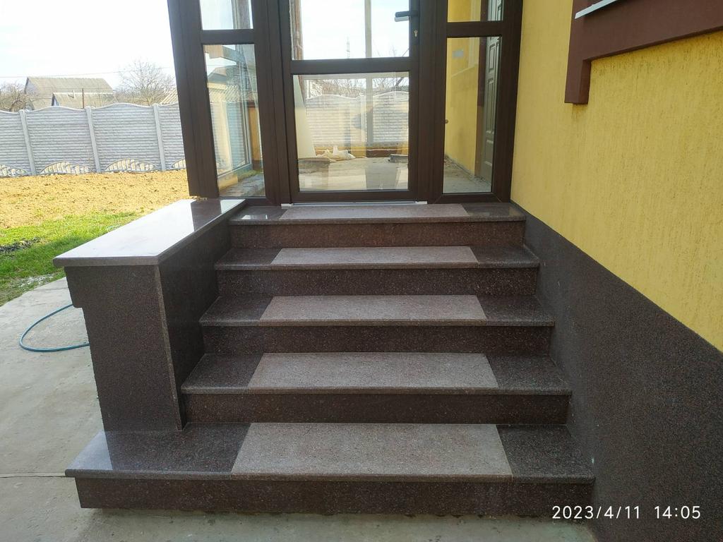 Сходи з токівського граніту