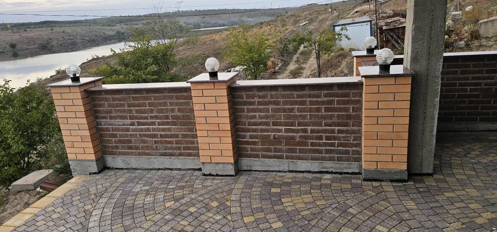 Накривки та кришки на паркан з токівського граніту