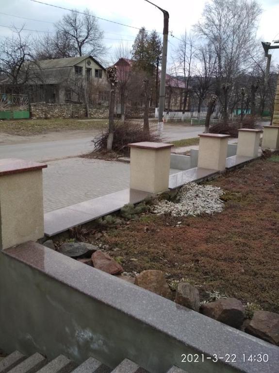 Вхідна група та сходи у двір з токівського граніту