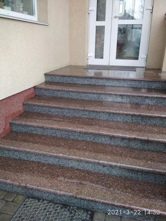 Вхідна група та сходи у двір з токівського граніту