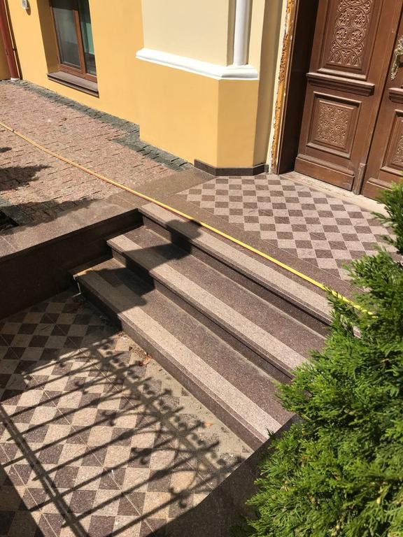 Гранітні сходи та площадка з Токівського граніту