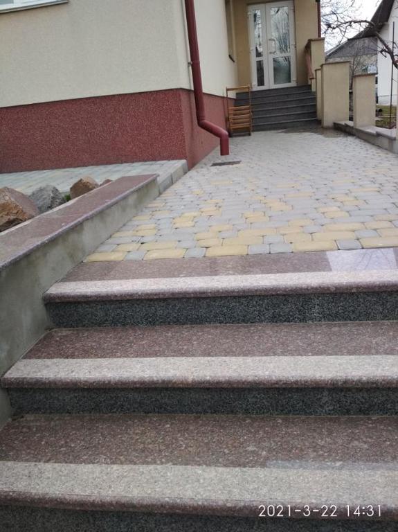 Вхідна група та сходи у двір з токівського граніту