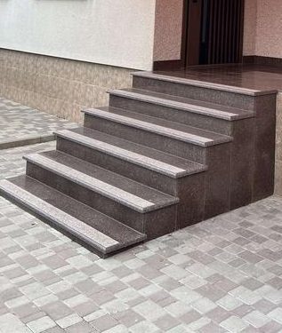Сходи з токівського граніту з термополосою