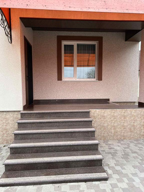 Сходи з токівського граніту з термополосою