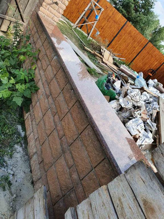Вхідна група та накривки на паркан