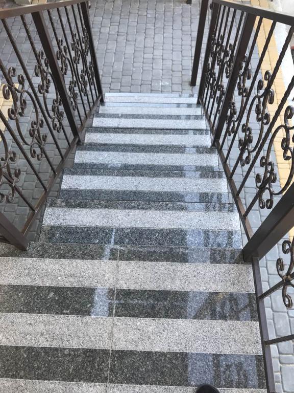 Сходи зі старобабанівського граніту