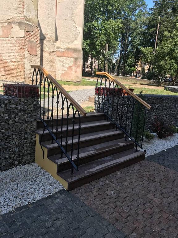 Гранітні сходи та площадка з Токівського граніту